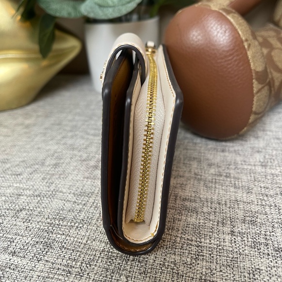 $99 CIACH women’s In Signature Canvas Medium Corner Zip wallet Floral print - Picture 3 of 6